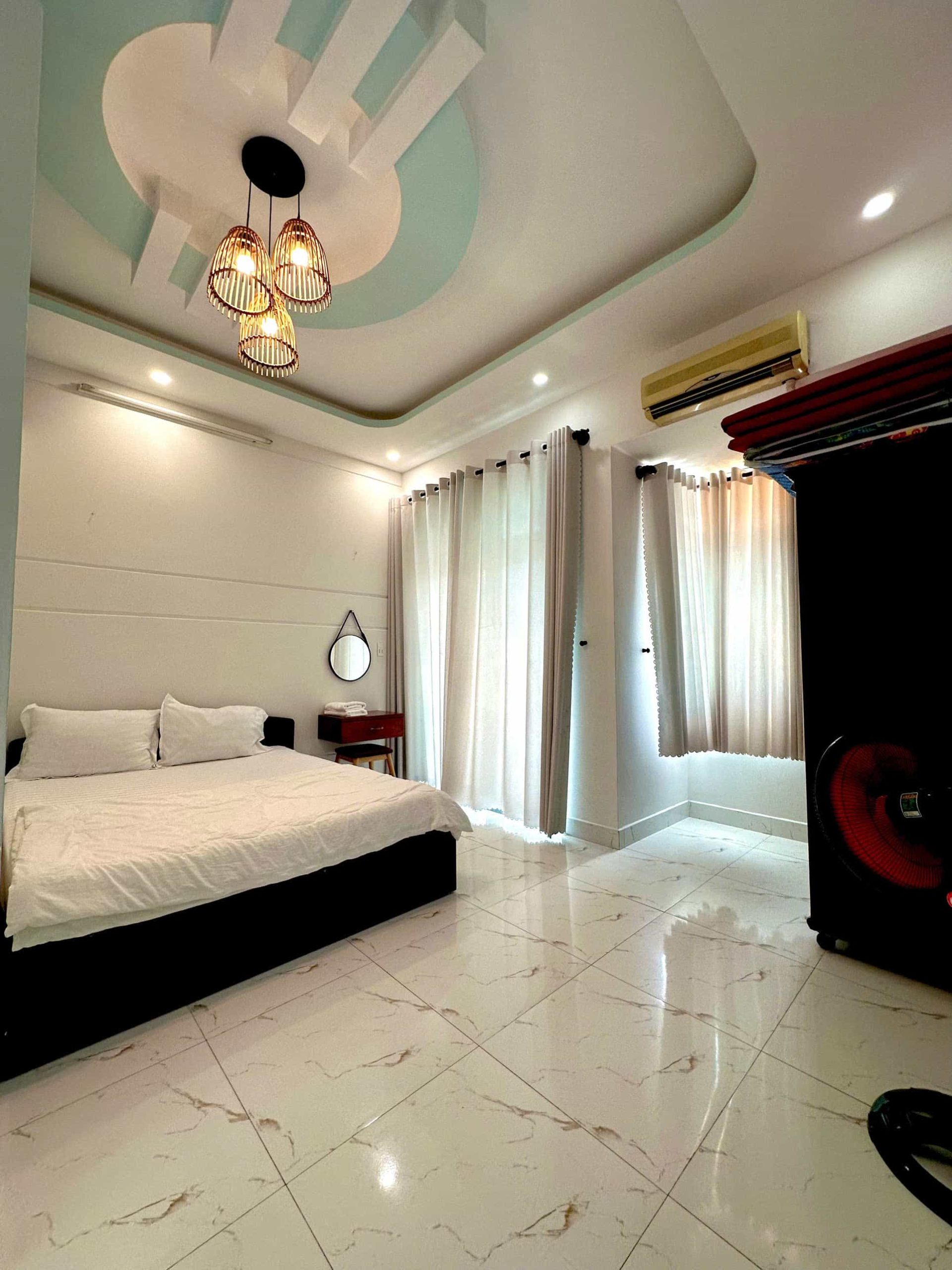 z6904526389889_35d9cd25a3324643989a88b5e68e4a3e